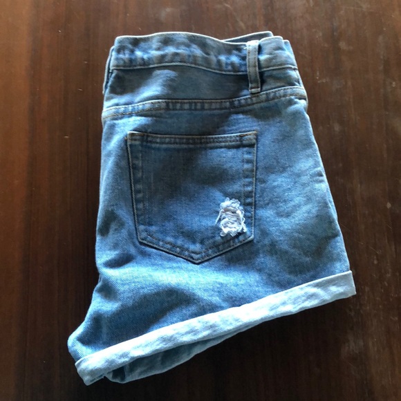 Cute ripped jean shorts ✨🥰 - Picture 4 of 8